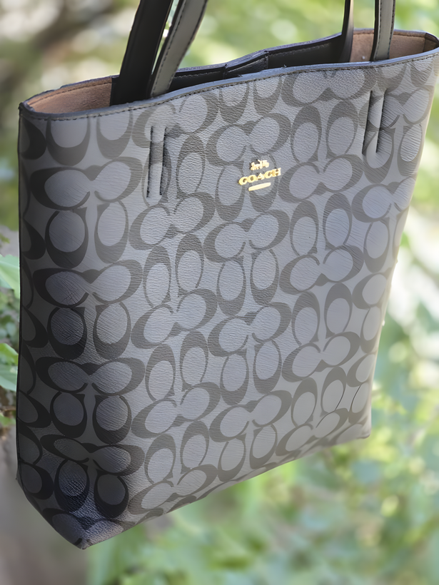 کیف دوشی زنانه کوچ مدل ایستاده چرم صنعتی طرح Coach طوسی