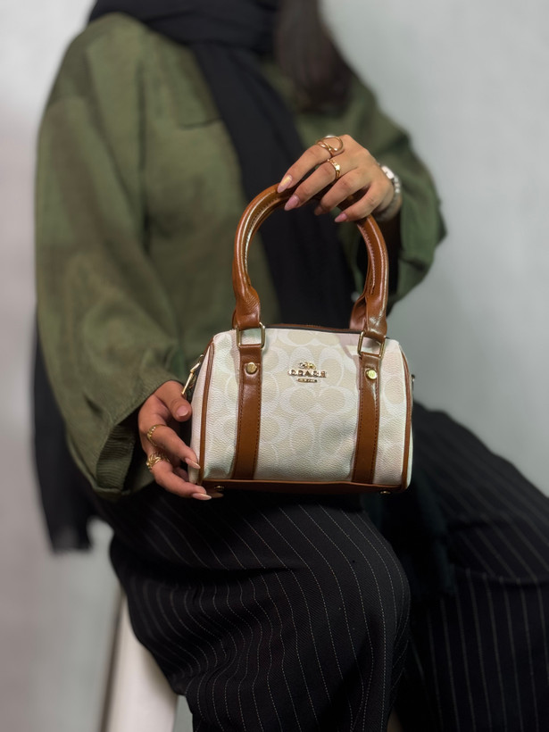 کیف صندوقی دخترانه کرم روشن با نوشته سفید کوچ coach