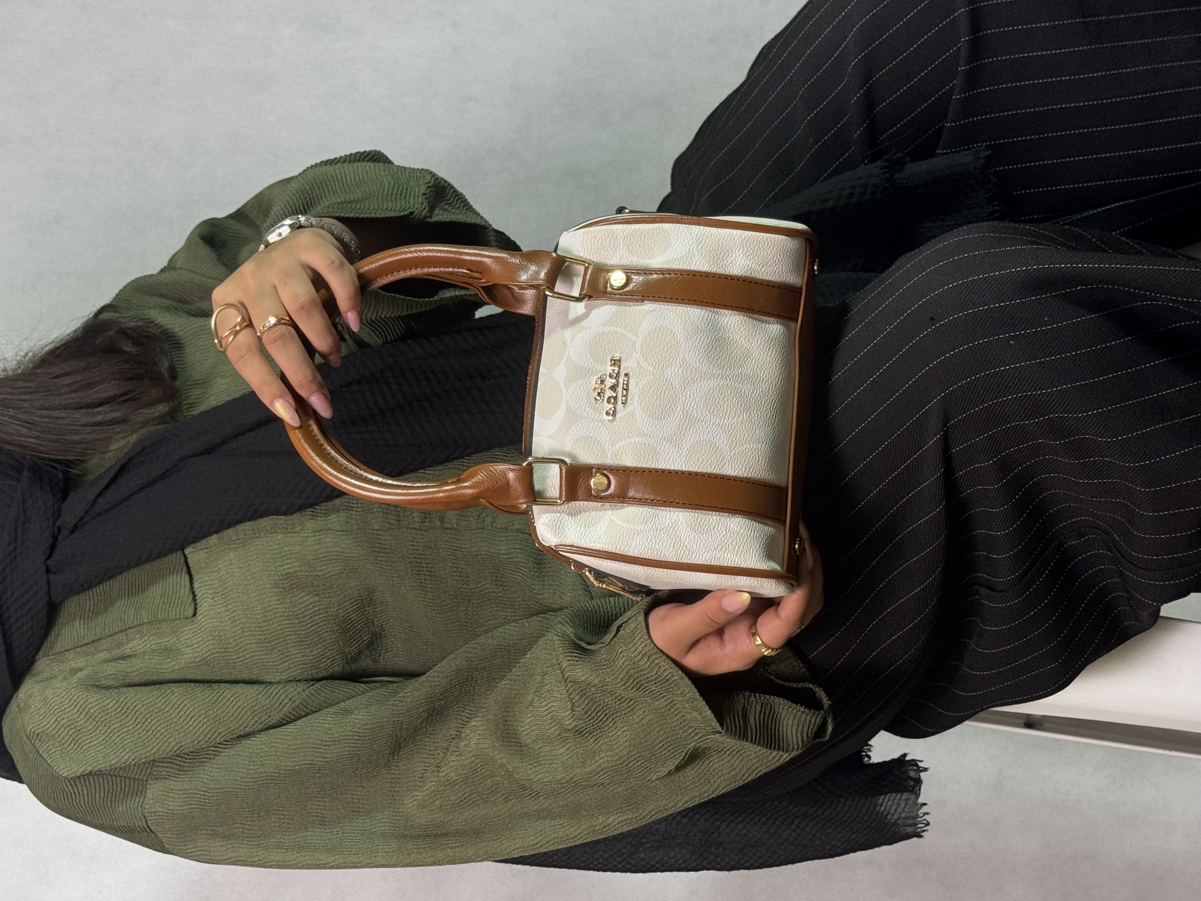 کیف صندوقی دخترانه کرم روشن با نوشته سفید  کوچ coach
