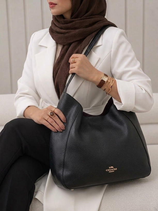 کیف دوشی دخترانه تک دسته طرح کوچ مشکی کد ۱۰۲